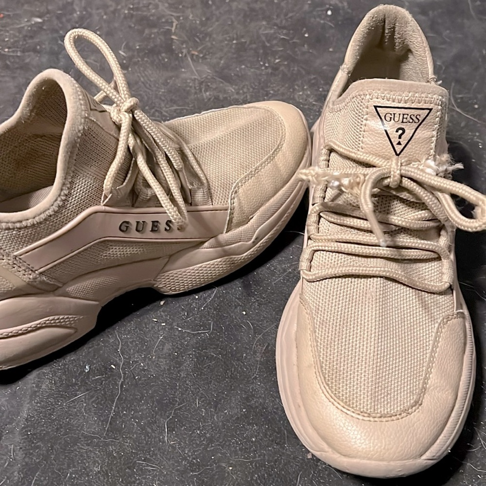 Brand: guess size:7 tan shoes
